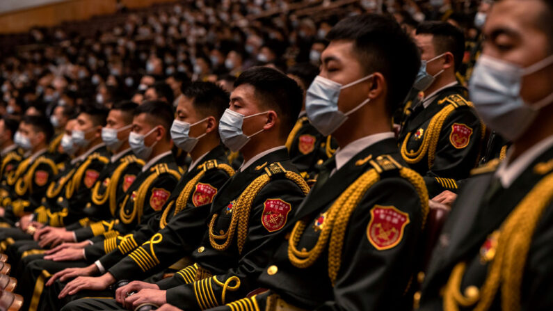 Los miembros de la banda del Ejército Popular de Liberación se sientan durante la Ceremonia de Apertura del 20º Congreso Nacional del Partido Comunista de China en el Gran Salón del Pueblo el 16 de octubre de 2022 en Beijing, China. Se espera que el presidente chino, Xi Jinping, asegure un tercer mandato en el poder. (Kevin Frayer/Getty Images)