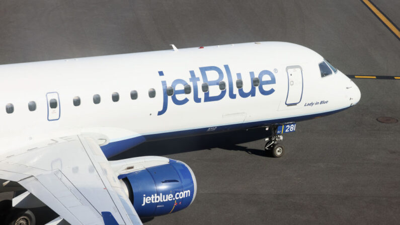 Un avión de JetBlue se desplaza por la pista del aeropuerto de Laguardia el 10 de noviembre de 2022 en el barrio de Queens de Nueva York. (Bruce Bennett/Getty Images)