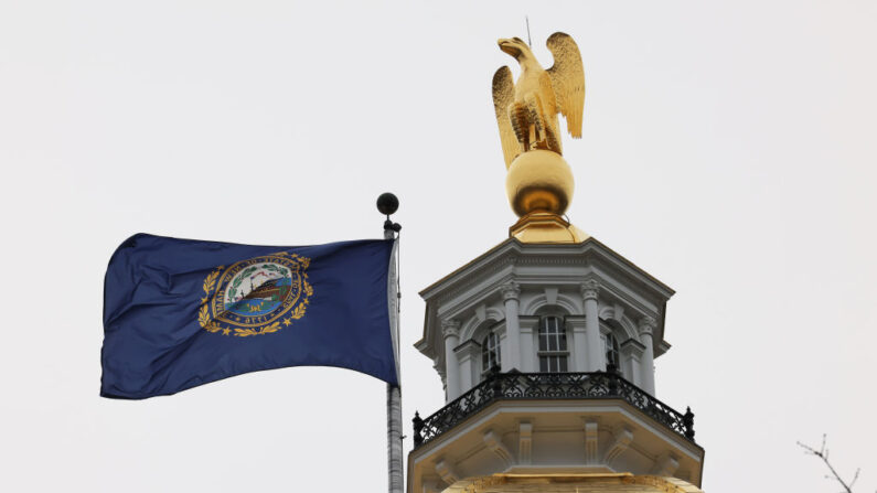 La bandera del estado de Nuevo Hampshire se ve ondeando al viento en la New Hampshire State House, el edificio del capitolio estatal de Nuevo Hampshire, el 16 de febrero de 2023 en Concord, Nuevo Hampshire. (Michael M. Santiago/Getty Images)