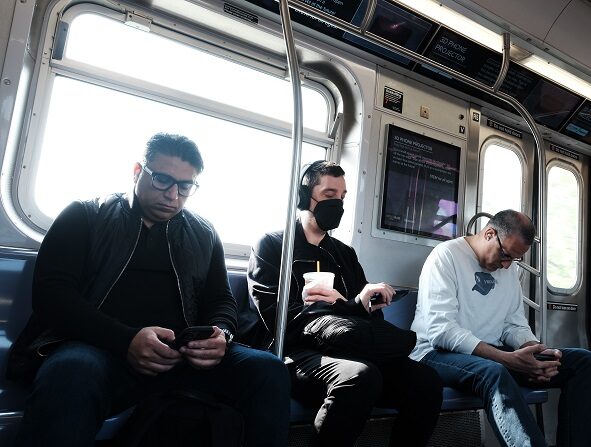 Varias personas, algunas de ellas todavía con mascarillas, viajan en metro en Brooklyn el 11 de mayo de 2023 en Nueva York. (Spencer Platt/Getty Images)