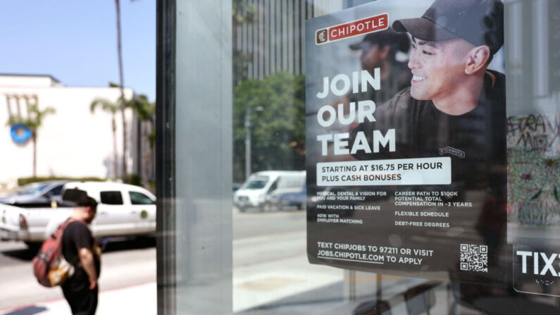 Un cartel de "Únete a nuestro equipo" en el exterior de un local de Chipotle el 2 de junio de 2023 en Los Ángeles, California. (Mario Tama/Getty Images)