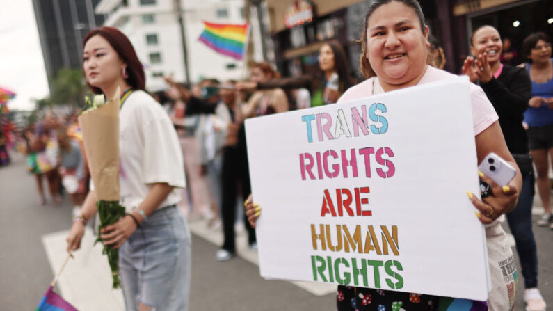 Un participante sostiene un cartel de "Los derechos de los transexuales son derechos humanos" durante el Desfile del Orgullo Gay de Los Ángeles 2023 en Hollywood, el 11 de junio de 2023, en Los Ángeles, California. (Mario Tama/Getty Images)