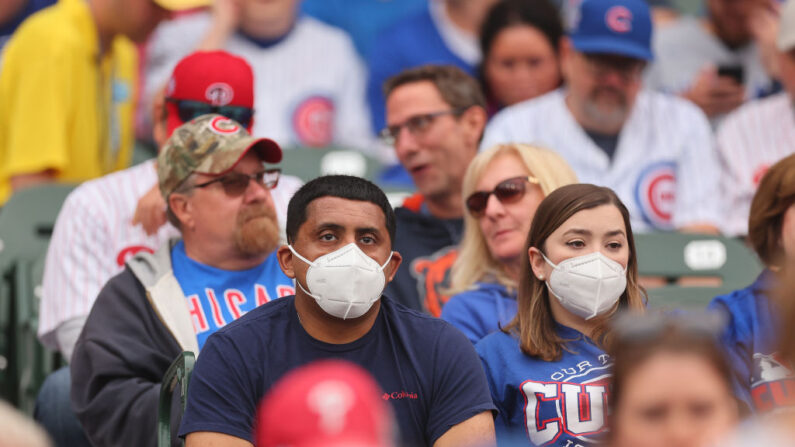 Los aficionados llevan mascarillas durante el partido entre los Chicago Cubs y los Philadelphia Phillies en el Wrigley Field el 27 de junio de 2023 en Chicago, Illinois. (Michael Reaves/Getty Images)