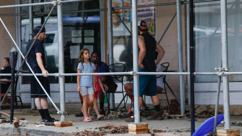 En una fotografía de archivo, residentes caminan junto a los escombros arrastrados por la tormenta en Main street tras las fuertes lluvias en Highland Falls, Nueva York, el 10 de julio de 2023. (Kena Betancur/AFP vía Getty Images)