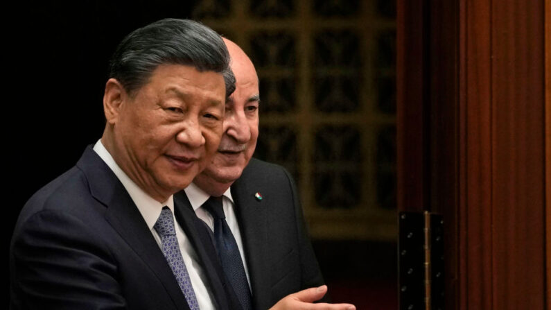 El presidente chino, Xi Jinping (izq.), muestra el camino al presidente argelino, Abdelmadjid Tebboune (dcha.), a su llegada a una ceremonia de firma celebrada en el Gran Salón del Pueblo el 18 de julio de 2023 en Beijing, China. (Ng Han Guan - Pool/Getty Images)