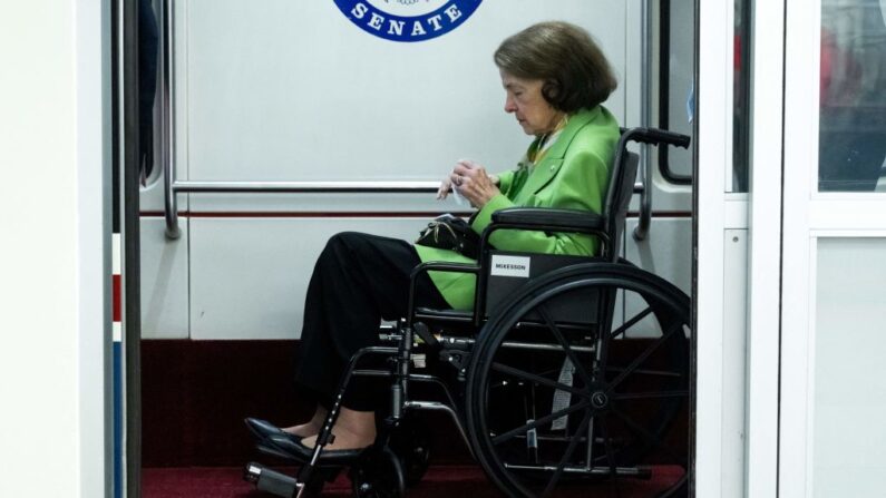 La senadora Dianne Feinstein, demócrata por California, sentada en una silla de ruedas en el metro del Senado, el 27 de julio de 2023. (SAUL LOEB/AFP via Getty Images)