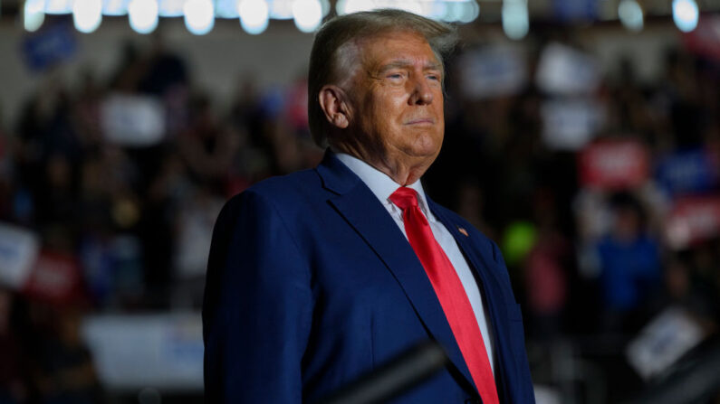 El expresidente Donald Trump se encuentra en el Erie Insurance Arena para un mitin político mientras hace campaña por la nominación del Partido Republicano en las elecciones de 2024, en Erie, Pensilvania, el 29 de julio de 2023. (Jeff Swensen/Getty Images)