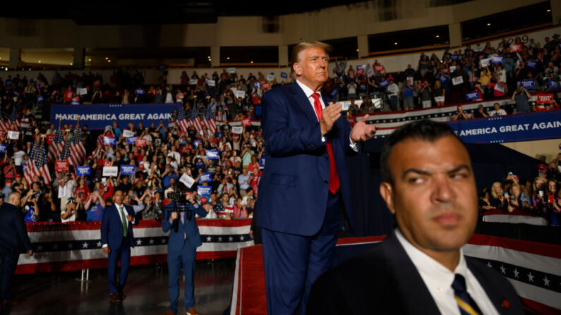 El expresidente de EE. UU. Donald Trump sale después de hablar a sus partidarios durante un mitin político mientras hace campaña por la nominación del Partido Republicano en las elecciones de 2024 en el Erie Insurance Arena el 29 de julio de 2023 en Erie, Pensilvania. (Jeff Swensen/Getty Images)