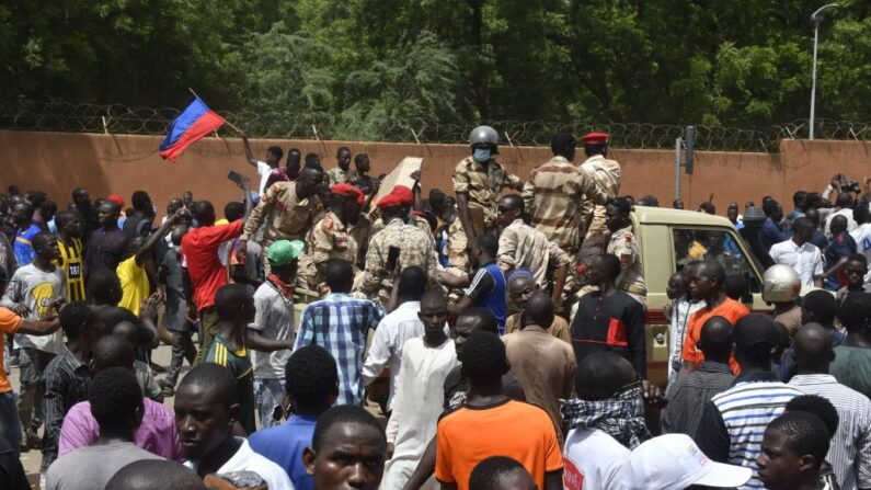 Manifestantes aclaman a las tropas nigerinas mientras se reúnen frente a la embajada francesa en Niamey durante una manifestación que siguió a un mitin de apoyo a la junta de Níger en Niamey el 30 de julio de 2023. (AFP vía Getty Images)