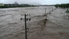 Miles de personas huyen por la “alerta roja” de mortales inundaciones en Beijing