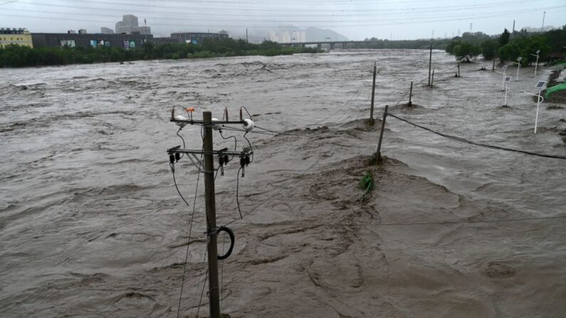 Esta imagen muestra una vista del desbordado río Yongding, tras las fuertes lluvias en el distrito de Mentougou en Beijing el 31 de julio de 2023. (Pedro Pardo/AFP vía Getty Images)