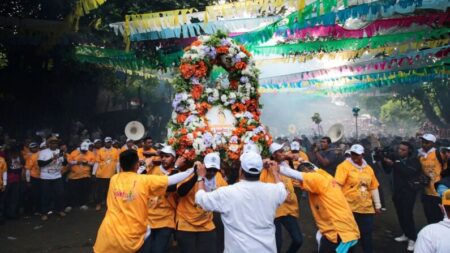 Nicaragüenses celebran multitudinaria procesión religiosa en Managua pese a tensión con el régimen