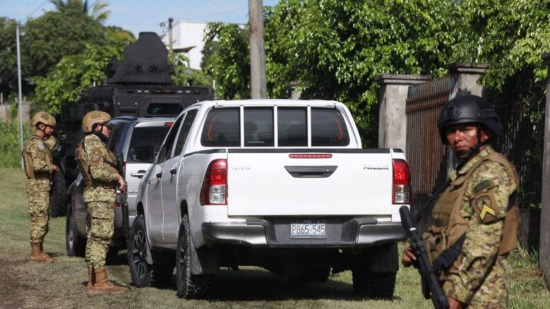 Soldados montan guardia en una calle de Cabañas, El Salvador, el 2 de agosto de 2023. (Oscar Rivera/AFP vía Getty Images)