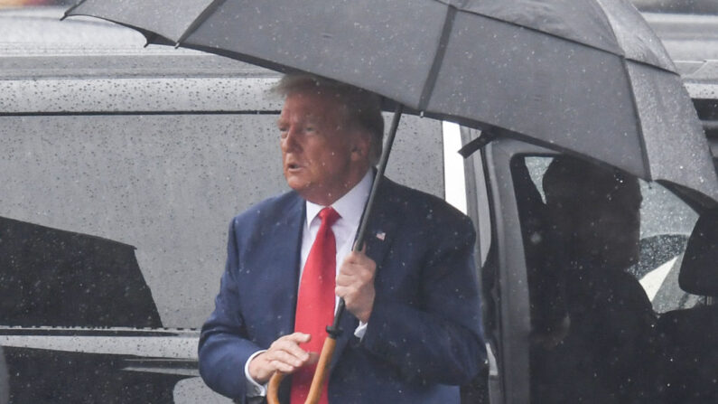 El expresidente de EE.UU. y aspirante para 2024, Donald Trump, llega al Aeropuerto Nacional Ronald Reagan de Washington, en Arlington (Virginia), el 3 de agosto de 2023, tras su comparecencia ante el tribunal. (OLIVIER DOULIERY/AFP vía Getty Images)