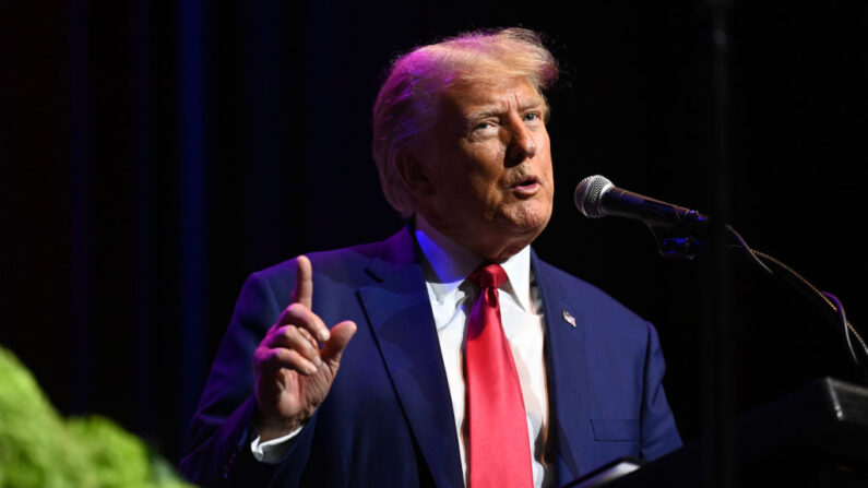 El expresidente Donald Trump habla con miembros del Partido Republicano de Alabama durante su reunión de verano en Montgomery, Alabama, el 4 de agosto de 2023. (Julie Bennett/Getty Images)