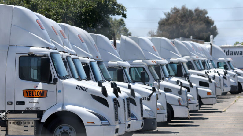 Los camiones de Yellow Corp. permanecen inactivos en una instalación de la empresa, en Hayward, California, el 31 de julio de 2023. (Justin Sullivan/Getty Images)