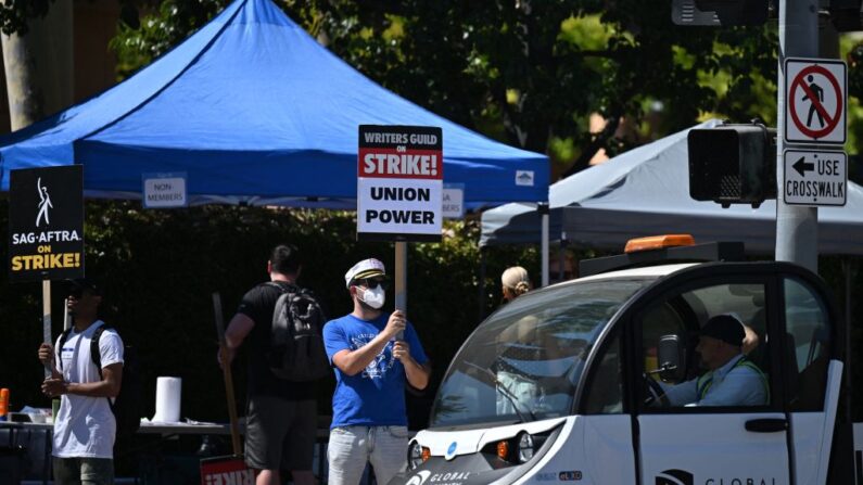 Guionistas de Hollywood, actores y seguidores protestan frente a los estudios Walt Disney en Burbank, California, el 7 de agosto de 2023. El paro del Sindicato de Actores de Cine (SAG-AFTRA), y otra huelga de guionistas de cine y televisión iniciada en mayo por cuestiones salariales y la amenaza de la inteligencia artificial, han paralizado la producción cinematográfica y televisiva estadounidense. (ROBYN BECK/AFP vía Getty Images)