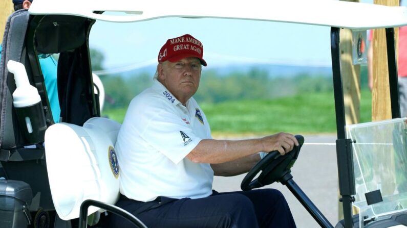 El expresidente de Estados Unidos y aspirante a la presidencia en 2024, Donald Trump, conduce un carrito de golf antes del torneo de la serie LIV Golf Invitational en el Trump National Golf Club Bedminster en Bedminster, Nueva Jersey, el 9 de agosto de 2023. (Timothy A. Clary/AFP vía Getty Images)