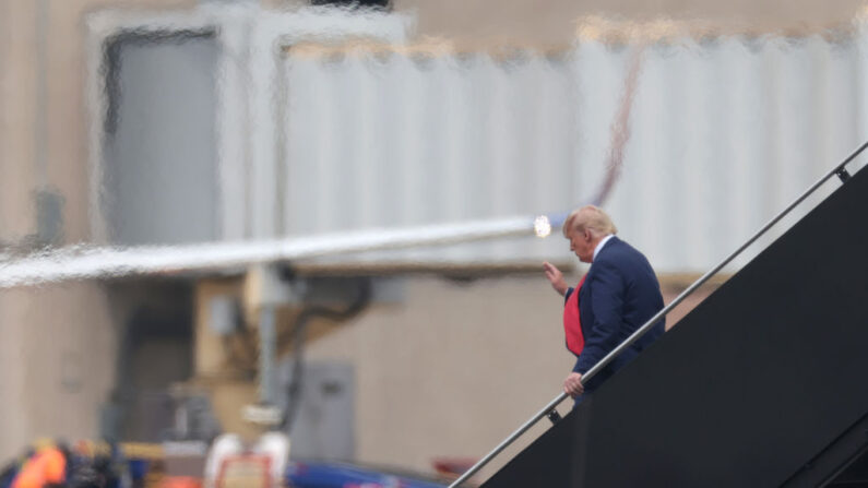 El expresidente estadounidense Donald Trump llega al Aeropuerto Nacional Reagan el 3 de agosto de 2023 en Arlington, Virginia. (Win McNamee/Getty Images)