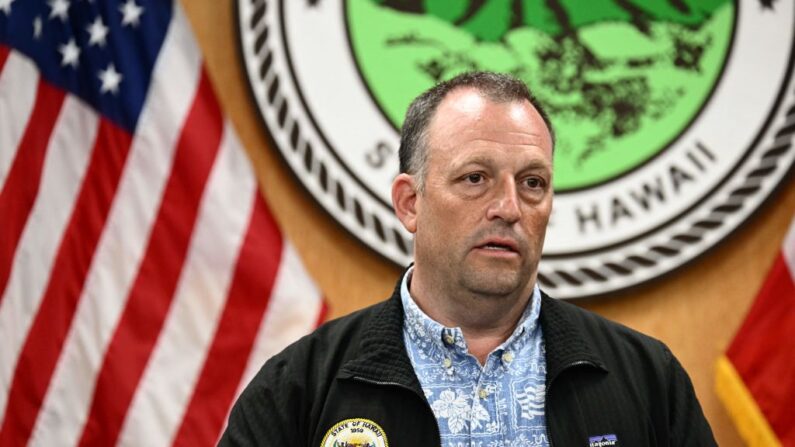 El gobernador de Hawai, Josh Green, habla durante una rueda de prensa sobre la destrucción de la histórica Lahaina y las secuelas de los incendios forestales en el oeste de Maui, en Wailuku, Hawai, el 10 de agosto de 2023. (Patrick T. Fallon/AFP vía Getty Images)