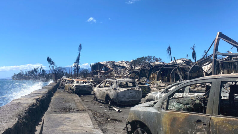 Coches quemados y edificios destruidos tras un incendio forestal que dejó en cenizas la ciudad de Lahaina, al oeste de Maui, Hawái, el 11 de agosto de 2023. (Paula Ramon/AFP vía Getty Images)