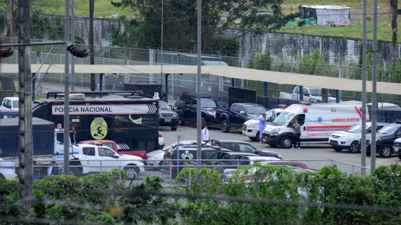 Un vehículo policial y una ambulancia son vistos mientras las fuerzas de seguridad participan en una operación entre la Policía y las Fuerzas Armadas en la Penitenciaría Zonal No 8 en Guayaquil, Ecuador, el 12 de agosto de 2023. (Gerardo Menoscal/AFP vía Getty Images)