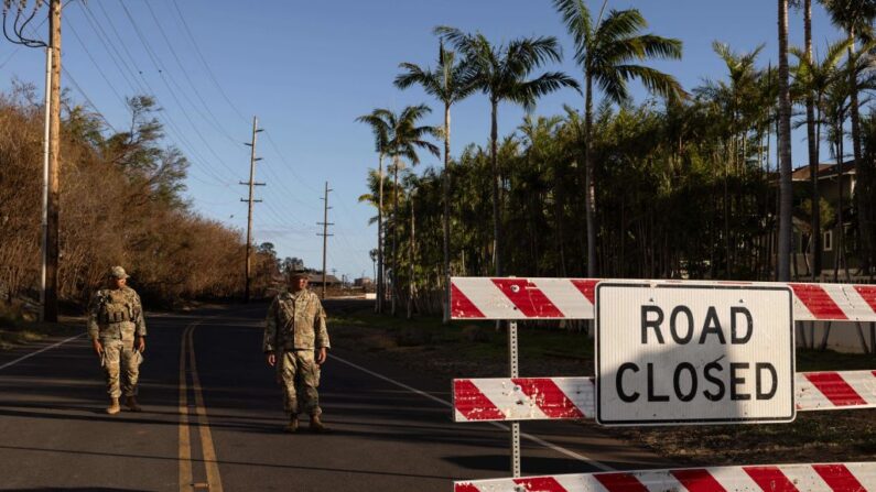 Miembros de la Guardia Nacional de EE.UU. en una carretera cerrada en Lahaina, al oeste de Maui, Hawái, el 12 de agosto de 2023. (Yuki Iwamura/AFP vía Getty Images)