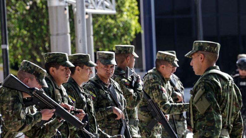 Soldados montan guardia durante un simulacro para las elecciones presidenciales del próximo domingo en la Universidad Salesiana de Quito (Ecuador), el 13 de agosto de 2023. (Martin Bernetti/AFP vía Getty Images)