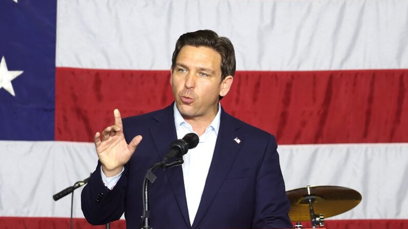 El candidato presidencial republicano Ron DeSantis, gobernador de Florida, habla a los invitados del Ashley's BBQ Bash organizado por la congresista Ashley Hinson (R-IA) el 06 de agosto de 2023 en Cedar Rapids, Iowa. (Scott Olson/Getty Images)