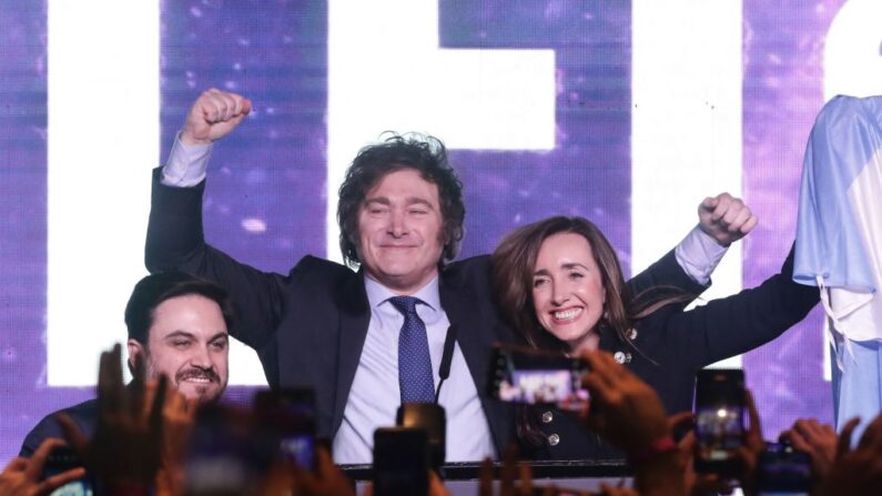 El economista libertario argentino y candidato presidencial Javier Milei (C) y su candidata a vicepresidenta Victoria Villarroel (D) celebran los resultados de las elecciones primarias en Buenos Aires, el 13 de agosto de 2023. (ALEJANDRO PAGNI/AFP via Getty Images)
