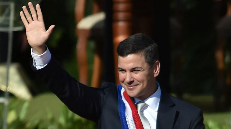 El nuevo presidente de Paraguay, Santiago Peña, saluda durante su toma de posesión en la explanada del Palacio Presidencial de López, en Asunción, el 15 de agosto de 2023. (Norberto Duarte/AFP vía Getty Images)