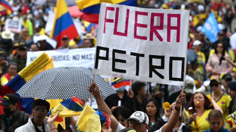 Manifestantes participan en una marcha contra el gobierno del presidente colombiano Gustavo Petro en Bogotá (Colombia) el 16 de agosto de 2023. (Raul Arboleda/AFP vía Getty Images)