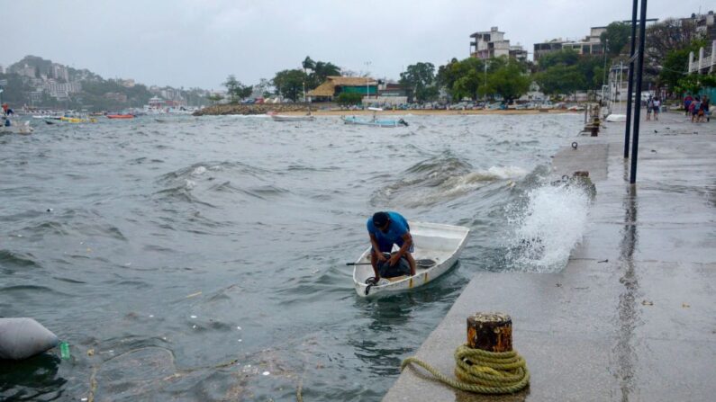Un hombre amarra su bote en Acapulco, estado de Guerrero, México, el 16 de agosto de 2023, tras el paso de la tormenta tropical Hilary. (Francisco Robles/AFP via Getty Images)