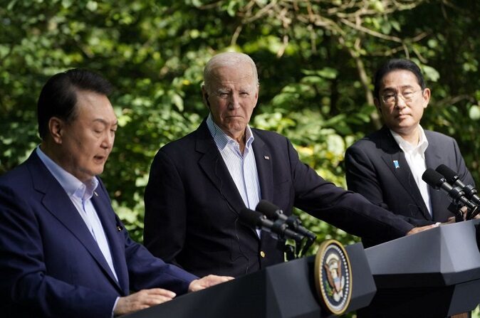 El presidente de EE. UU., Joe Biden (C), el primer ministro japonés, Fumio Kishida (D), y el presidente surcoreano, Yoon Suk Yeol, hablan durante una rueda de prensa en la Cumbre Trilateral de Camp David, en Camp David, Maryland, el 18 de agosto de 2023. (KENT NISHIMURA/AFP vía Getty Images)