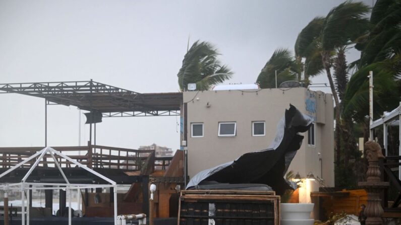 Fotografía tomada en la playa El Médano cuando la lluvia y las ráfagas de viento del huracán Hilary alcanzan el Cabo San Lucas, estado de Baja California, México, el 19 de agosto de 2023. (Alfredo Estrella/AFP vía Getty Images)