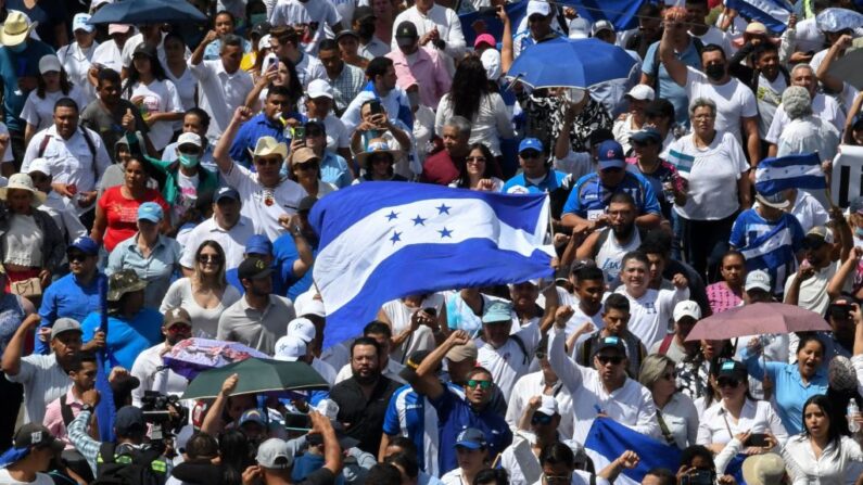 Manifestantes antigubernamentales marchan hacia el palacio presidencial para protestar contra la presidenta hondureña Xiomara Castro, a quien acusan de pretender implantar el comunismo en el país, en Tegucigalpa (Honduras), el 19 de agosto de 2023. (Orlando Sierra/AFP vía Getty Images)