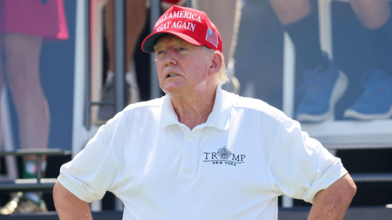 El expresidente Donald Trump observa el hoyo uno antes del comienzo de la tercera jornada del LIV Golf Invitational - Bedminster en el Trump National Golf Club el 13 de agosto de 2023 en Bedminster, Nueva Jersey. (Mike Stobe/Getty Images)