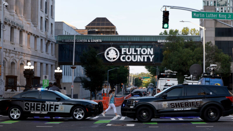 Oficiales del sheriff del condado de Fulton bloquean una calle frente a la corte del condado de Fulton en Atlanta, Georgia, el 14 de agosto de 2023. (Joe Raedle/Getty Images)