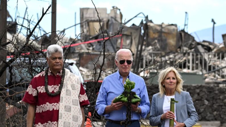 El presidente estadounidense Joe Biden y la primera dama Jill Biden participan en una ceremonia de bendición con los ancianos de Lahaina en Moku'ula tras los incendios forestales en Lahaina, Hawái, el 21 de agosto de 2023. (MANDEL NGAN/AFP vía Getty Images)
