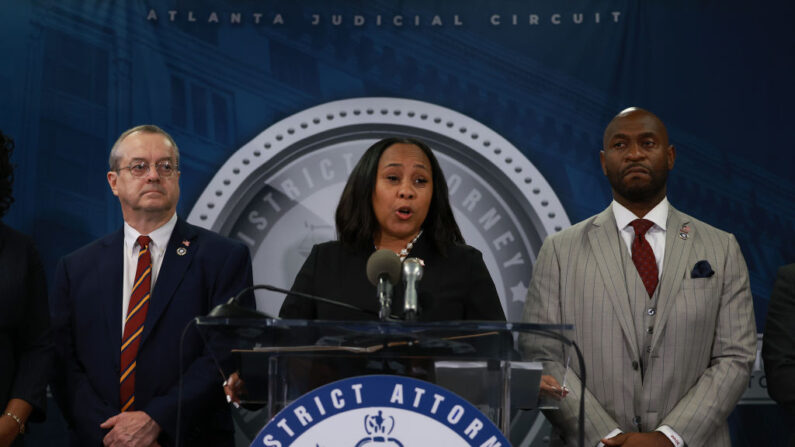 La fiscal del condado de Fulton, Fani Willis, habla durante una rueda de prensa en el edificio del gobierno del condado de Fulton en Atlanta, Georgia, el 14 de agosto de 2023. (Joe Raedle/Getty Images)