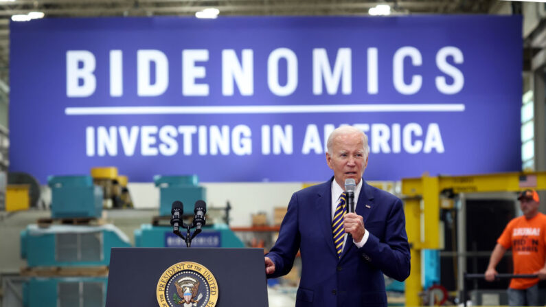 El presidente Joe Biden habla a los invitados en Ingeteam, un fabricante de equipos eléctricos, el 15 de agosto de 2023, en Milwaukee, Wisconsin. (Scott Olson/Getty Images)
