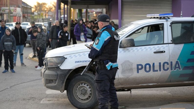 Un policía de la provincia de Buenos Aires custodia un supermercado "Día" tras ser saqueado, en José C. Paz, en las afueras de Buenos Aires, el 22 de agosto de 2023. (JUAN MABROMATA/AFP vía Getty Images)