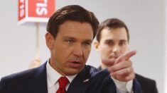 Abuchean a DeSantis en vigilia por tiroteo de Jacksonville y funcionaria demócrata lo defiende