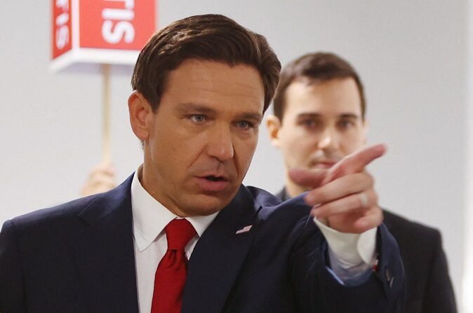 El gobernador de Florida, Ron DeSantis, gesticula mientras habla en la Spin Room tras el primer debate de las primarias presidenciales republicanas en el Fiserv Forum de Milwaukee, Wisconsin, el 23 de agosto de 2023. (ALEX WROBLEWSKI/AFP vía Getty Images)