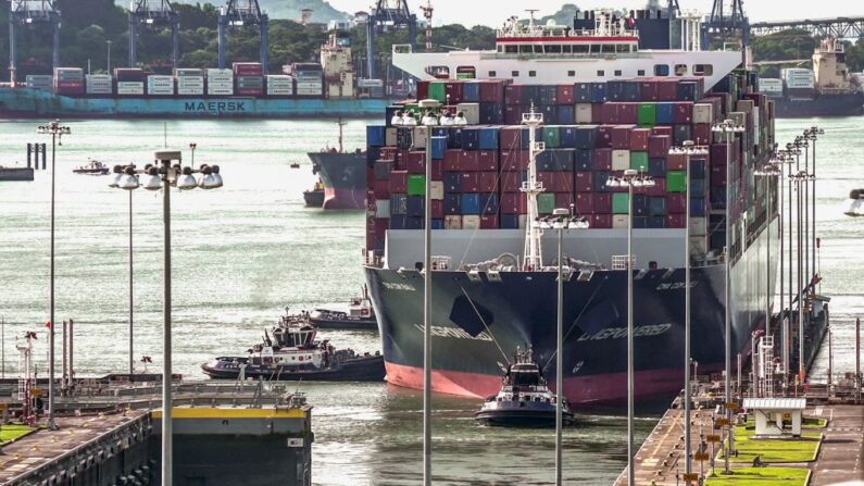 Un carguero navega por el Canal de Panamá en la zona de las esclusas de Cocolí, en Ciudad de Panamá, el 25 de agosto de 2023. (Ivan Pisarenko/AFP vía Getty Images)