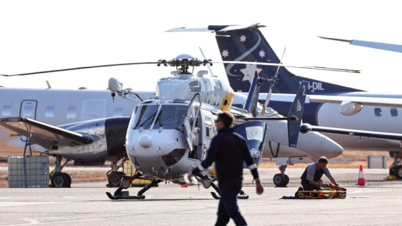 Un helicóptero Care Flight en la pista del Aeropuerto Internacional de Darwin a la espera mientras se realizan trabajos de rescate para transportar a los heridos del accidente del avión militar estadounidense Osprey en una isla remota al norte del continente de Australia, en Darwin, el 27 de agosto de 2023. (DAVID GRAY/AFP vía Getty Images)