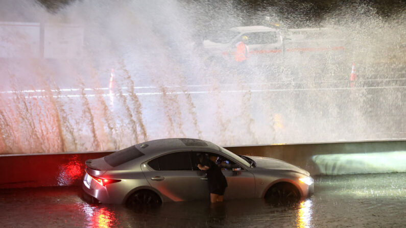  El agua salpica junto a un coche varado en las inundaciones en la autopista Golden State mientras la tormenta tropical Hilary se mueve a través de la zona el 20 de agosto de 2023 en Sun Valley, California. (Justin Sullivan/Getty Images)