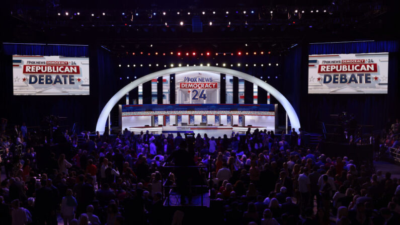 En la imagen, el escenario antes del Debate Presidencial Republicano de 2023 de la cadena FOX News en el Fiserv Forum el 23 de agosto de 2023 en Milwaukee, Wisconsin. (Win McNamee/Getty Images)