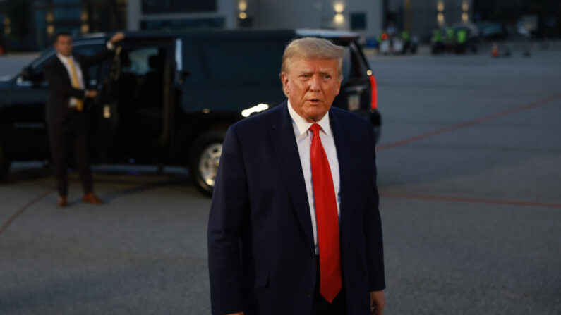 El expresidente de Estados Unidos Donald Trump se dirige a los medios de comunicación en el aeropuerto internacional Hartsfield-Jackson de Atlanta tras ser fichado en la cárcel del condado de Fulton el 24 de agosto de 2023 en Atlanta, Georgia. (Joe Raedle/Getty Images)