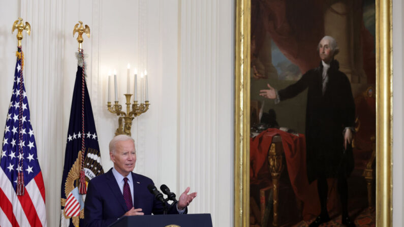 El presidente Joe Biden pronuncia un discurso en una recepción en el Salón Este de la Casa Blanca en Washington, D.C., el 28 de agosto de 2023. (Alex Wong/Getty Images)